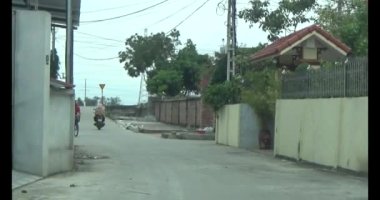 26 Ocak 2025, Hai Duong, Vietnam. Vietnam 'daki sokaklar yılbaşından önceki günlerde. Bir sürü araç seyahat ediyor. Sokaklar renkli bayraklar ve çiçeklerle süslenmiş. Atmosfer çok neşeli ve heyecanlı.