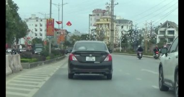 26 Ocak 2025, Hai Duong, Vietnam. Vietnam 'daki sokaklar yılbaşından önceki günlerde. Bir sürü araç seyahat ediyor. Sokaklar renkli bayraklar ve çiçeklerle süslenmiş. Atmosfer çok neşeli ve heyecanlı.