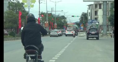 26 Ocak 2025, Hai Duong, Vietnam. Vietnam 'daki sokaklar yılbaşından önceki günlerde. Bir sürü araç seyahat ediyor. Sokaklar renkli bayraklar ve çiçeklerle süslenmiş. Atmosfer çok neşeli ve heyecanlı.