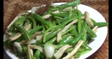 Vietnam 'da yeni yıl yemeği. Vietnam 'da yemek. Aile üyeleri yemek yemek için bir araya gelir.