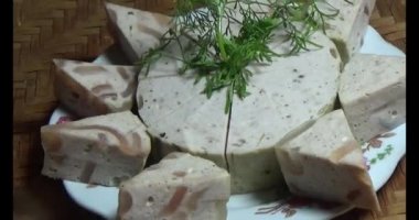 Vietnam 'da yeni yıl yemeği. Vietnam 'da yemek. Aile üyeleri yemek yemek için bir araya gelir.