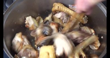 Vietnam 'da yeni yıl yemeği. Vietnam 'da yemek. Aile üyeleri yemek yemek için bir araya gelir.