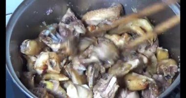 Vietnam 'da yeni yıl yemeği. Vietnam 'da yemek. Aile üyeleri yemek yemek için bir araya gelir.