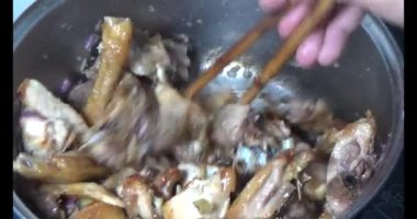Vietnam 'da yeni yıl yemeği. Vietnam 'da yemek. Aile üyeleri yemek yemek için bir araya gelir.