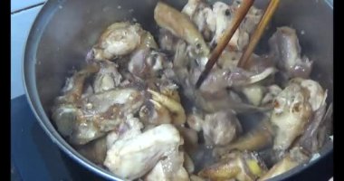 Vietnam 'da yeni yıl yemeği. Vietnam 'da yemek. Aile üyeleri yemek yemek için bir araya gelir.