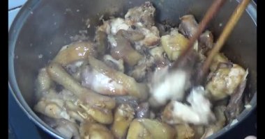 Vietnam 'da yeni yıl yemeği. Vietnam 'da yemek. Aile üyeleri yemek yemek için bir araya gelir.