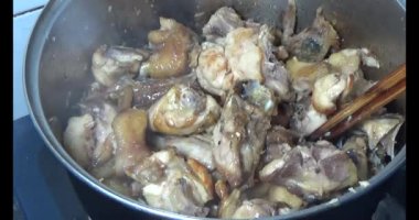 Vietnam 'da yeni yıl yemeği. Vietnam 'da yemek. Aile üyeleri yemek yemek için bir araya gelir.