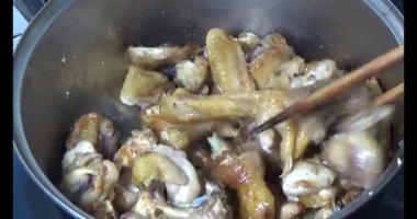 Vietnam 'da yeni yıl yemeği. Vietnam 'da yemek. Aile üyeleri yemek yemek için bir araya gelir.