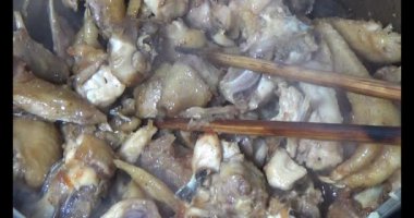 Gaz ocağında tavuk kızart.