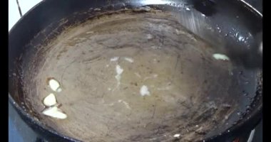 Gaz ocağında tavuk kızart.