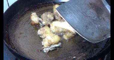 Gaz ocağında tavuk kızart.