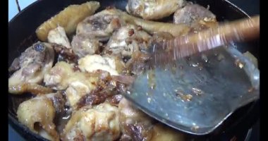 Gaz ocağında tavuk kızart.