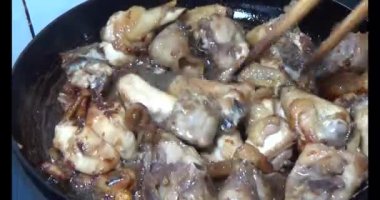 Gaz ocağında tavuk kızart.