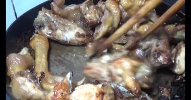 Gaz ocağında tavuk kızart.