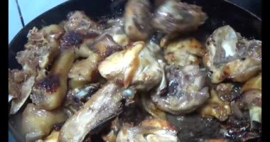 Gaz ocağında tavuk kızart.