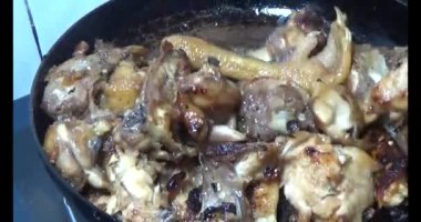 Gaz ocağında tavuk kızart.