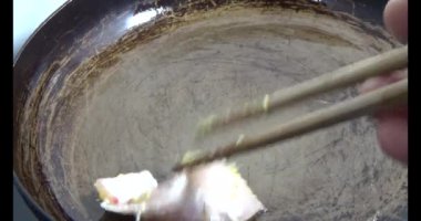 Gaz sobasında balık kızartma