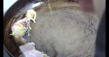 Gaz sobasında balık kızartma