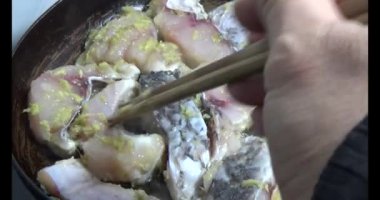 Gaz sobasında balık kızartma