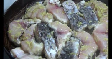 Gaz sobasında balık kızartma