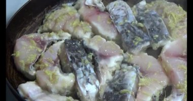 Gaz sobasında balık kızartma