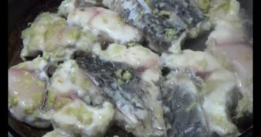 Gaz sobasında balık kızartma