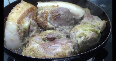 Gaz ocağında domuz kızartması.