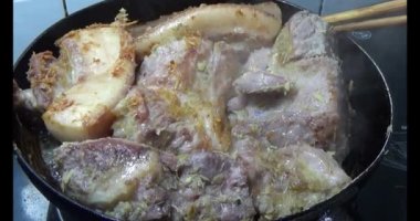 Gaz ocağında domuz kızartması.