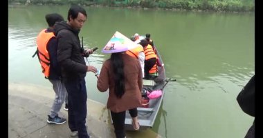 8 Mart 2025, bulutlar vadisi. Bavi, Hanoi, Vietnam. nehirde ve dağlarda tekne gezisi