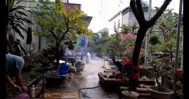 8 Mart 2025. Vanan, Chilinh, Haiduong. Havai fişek ateşleyen adam.