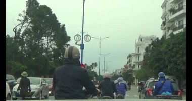 8 Mart 2025. Quangtrung, Haiduong Şehri, Haiduong.Tren yoldan geçiyor.