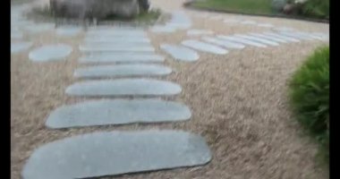 Taş yolda yürüyen bir adam