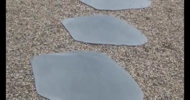 Taş yolda yürüyen bir adam