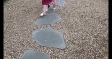 Taş yolda yürüyen bir adam