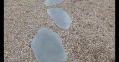 Taş yolda yürüyen bir adam