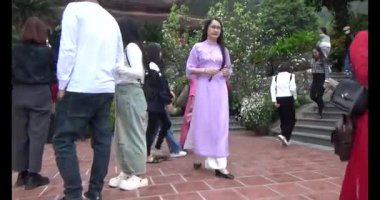 Taş yolda yürüyen bir adam