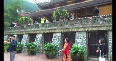 Taş yolda yürüyen bir adam