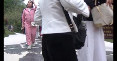 Taş yolda yürüyen bir adam