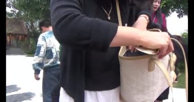 Taş yolda yürüyen bir adam