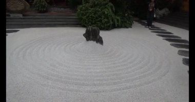 Taş yolda yürüyen bir adam