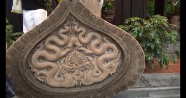 Taş yolda yürüyen bir adam