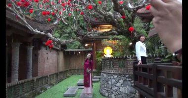 Taş yolda yürüyen bir adam