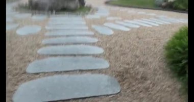 Taş yolda yürüyen bir adam