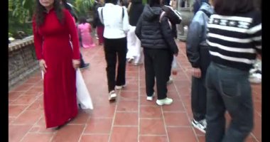 Taş yolda yürüyen bir adam