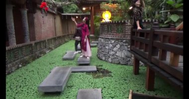 Taş yolda yürüyen bir adam