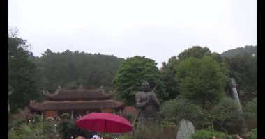 8 Mart 2025, Diatanngphilai Pagoda. Liemson, Thanhliem, Hanam, Vietnam. Diatanngphilai Pagoda eski bir pagoda. Yılın başında birçok insan ailelerine ve yaşamlarına şans dilemek için tapınağa gelir.