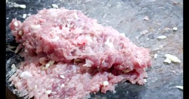 Domuz bağırsaklarını kesmek için bıçak.