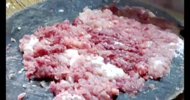 Domuz bağırsaklarını kesmek için bıçak.