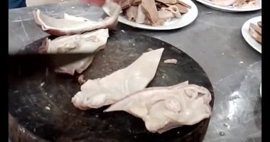 Domuz bağırsaklarını kesmek için bıçak.