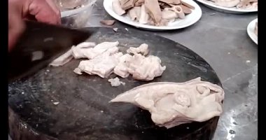 Domuz bağırsaklarını kesmek için bıçak.